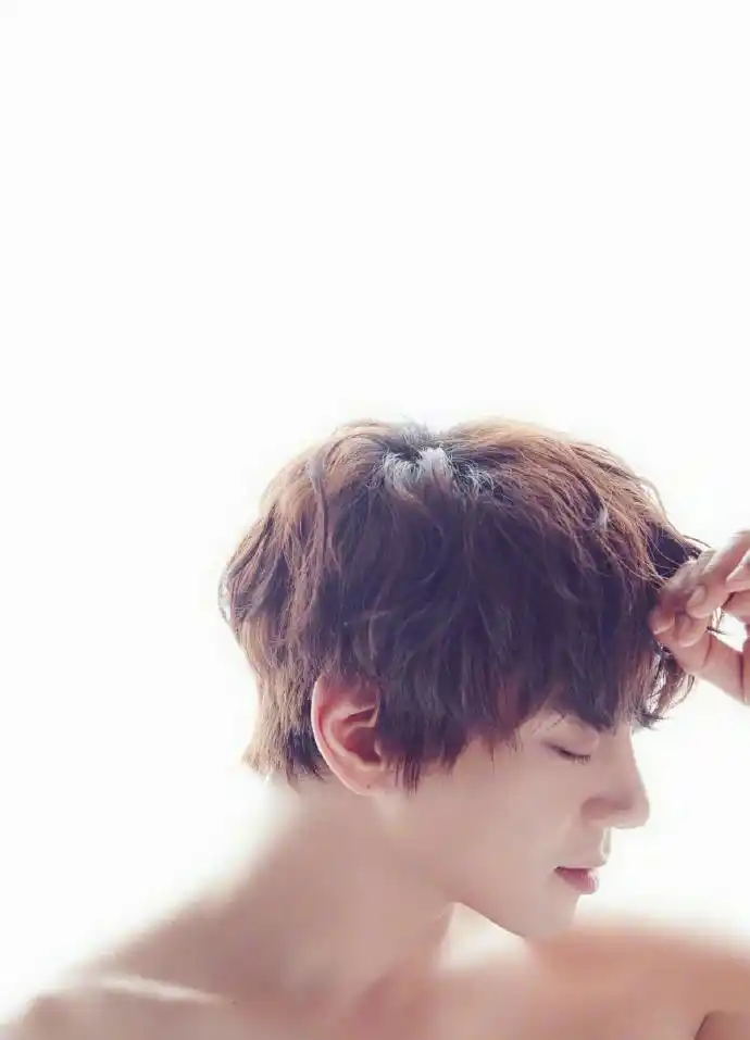 雕刻般的侧颜禁欲系宽肩性感魅力十足