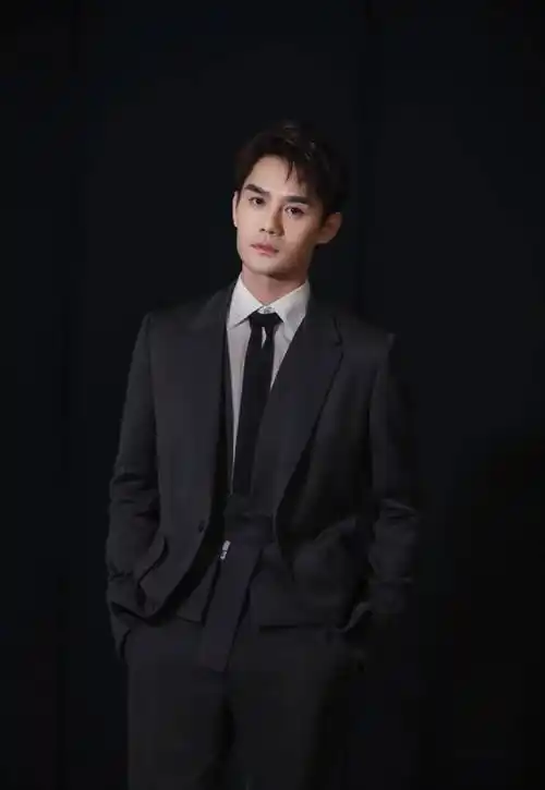 王凯穿西装打两条领带,新造型帅到让人流口水,粉丝:大长腿