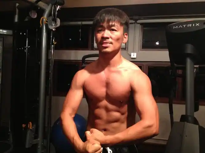 王宝强深藏不露,肌肉身材虽不及教练,但也很不错