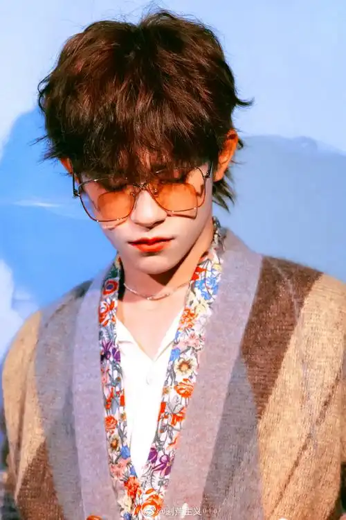 易烊千玺金发长刘海