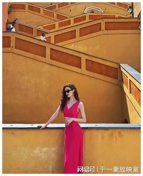 太美,钟楚曦晒夏日游玩照,穿芭比粉吊带背心秀蛮腰美腿