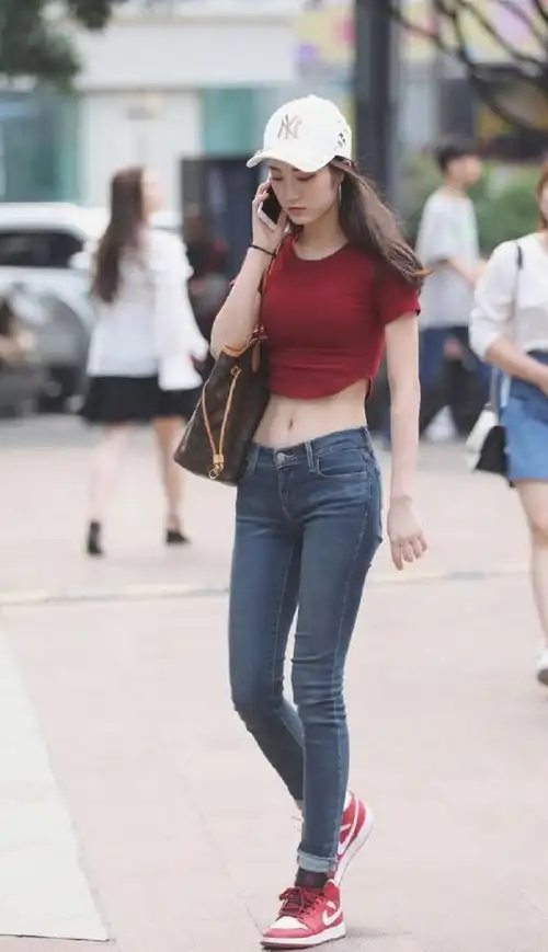 夏天美女爱运动穿紧身牛仔裤搭配棒球帽时尚感满满