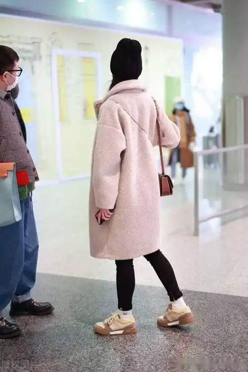 宋轶一身灰色羊羔毛外套现身搭配毛绒包包可爱甜美_机场_北京_宋轶
