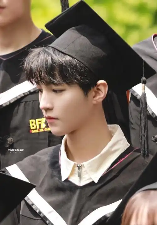 王俊凯回北电拍毕业照穿学士服仪式感满满同框女生颜值都好高