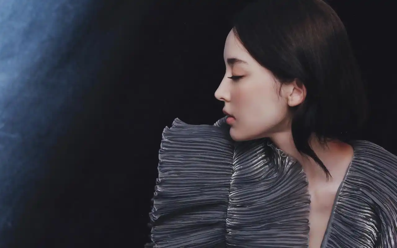 古力娜扎优雅性感高清桌面壁纸