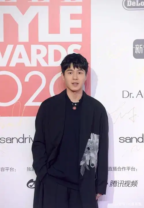 刘昊然的豪宅曝光,装修艺术感十足,喜欢在家画画