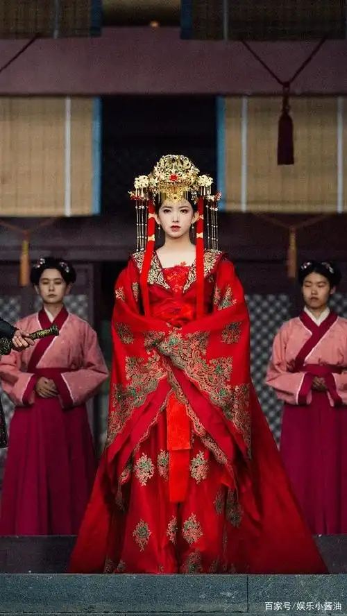 《天醒之路》程潇红色婚服美图欣赏,穿最美的婚服却没嫁给心爱人