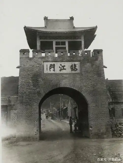 1939年吉林白山临江城老照片,临江的城门楼与俯瞰临江县城