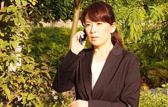 海报剧照剧情:现年40岁的中原亚纪(筱原凉子 饰)是某手机恋爱游戏软件