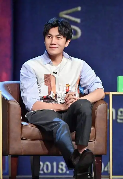 秦昊机场走秀:清爽穿搭吸睛无数,一点不输25岁小鲜肉