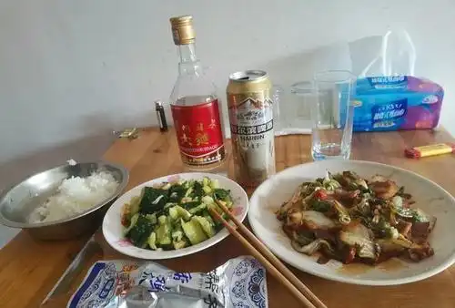 即使喝酒吐与不吐,都代表着一个人的酒量大小,总之喝一点酒就吐的人