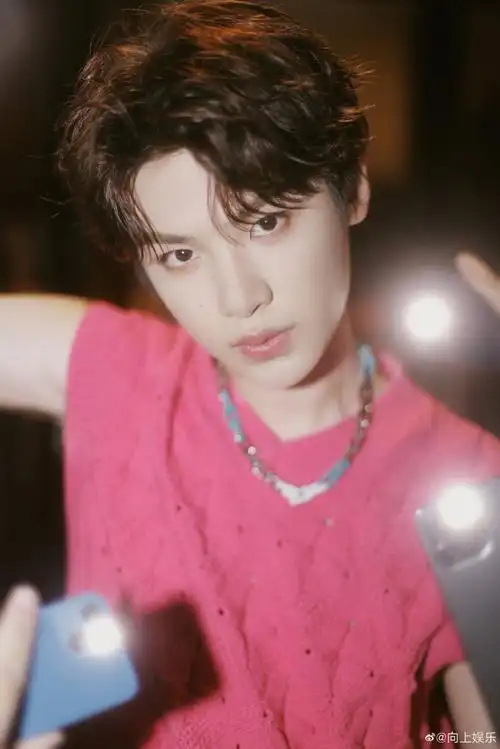 黄明昊吹海风的花絮vlog释出啦~粉色无袖针织衫 牛仔裤造型休闲风活力