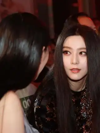 当景甜遇到了范冰冰, 两人如此亲密, 发生了什么?