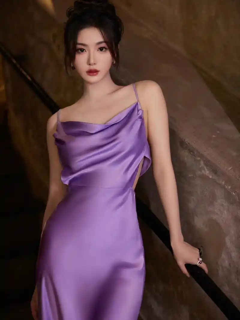 孔雪儿现身上海,一袭紫色绸缎礼服亮相活动光彩照人,完全看不出她曾经