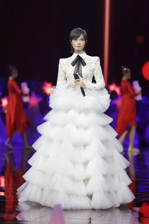 李宇春白色长裙造型释出 以悠扬歌声祝福祖国