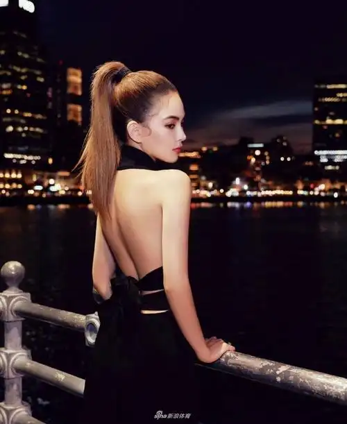 昆凌露美背太撩人 肌肤白皙好身材羡煞路人