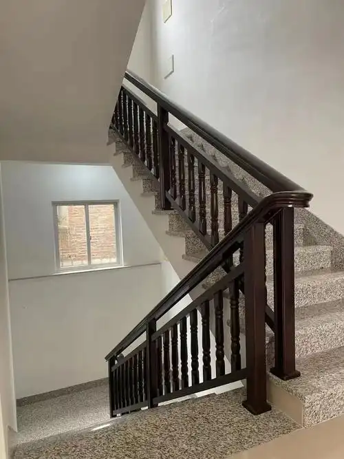 呈祥铝艺#全铝楼梯扶手 金星紫檀色低调奢华#网红楼梯 - 抖音