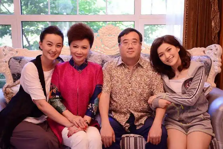 著名演员蔡明:一贴膏药与丈夫结缘,61岁的她有了烦心事_表演_电影