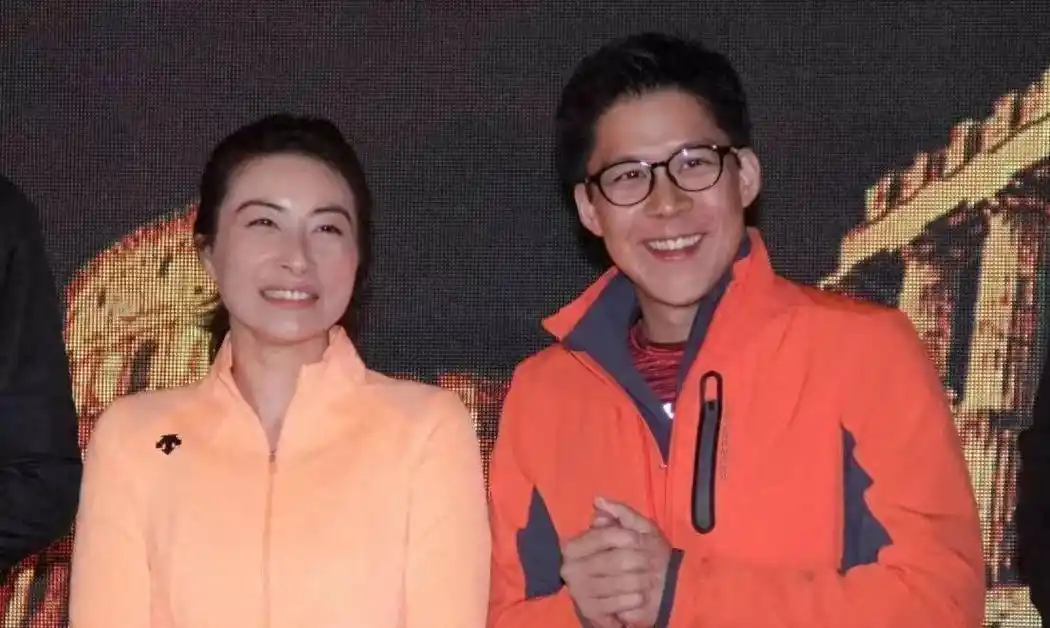 周边的朋友也都是各种类型的公子哥,可以说年轻时候的霍启刚也是"风流