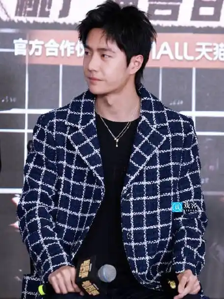 王一博被胸针欺负了##王一博你终于不戴帽子了##王一博要不要擦一下