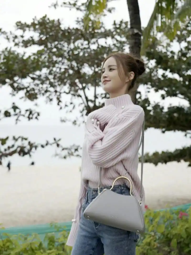 张歆艺穿搭 二姐这状态也太好了吧! 张歆艺这组海边游客照简直美翻了!