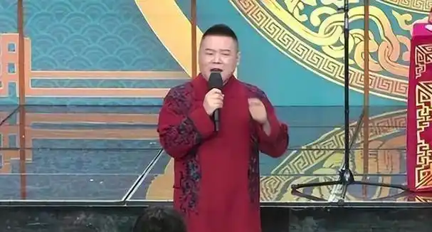 2021年,岳云鹏在春晚上唱起《最亲的人》,"翻过了一座山,越过了一道弯