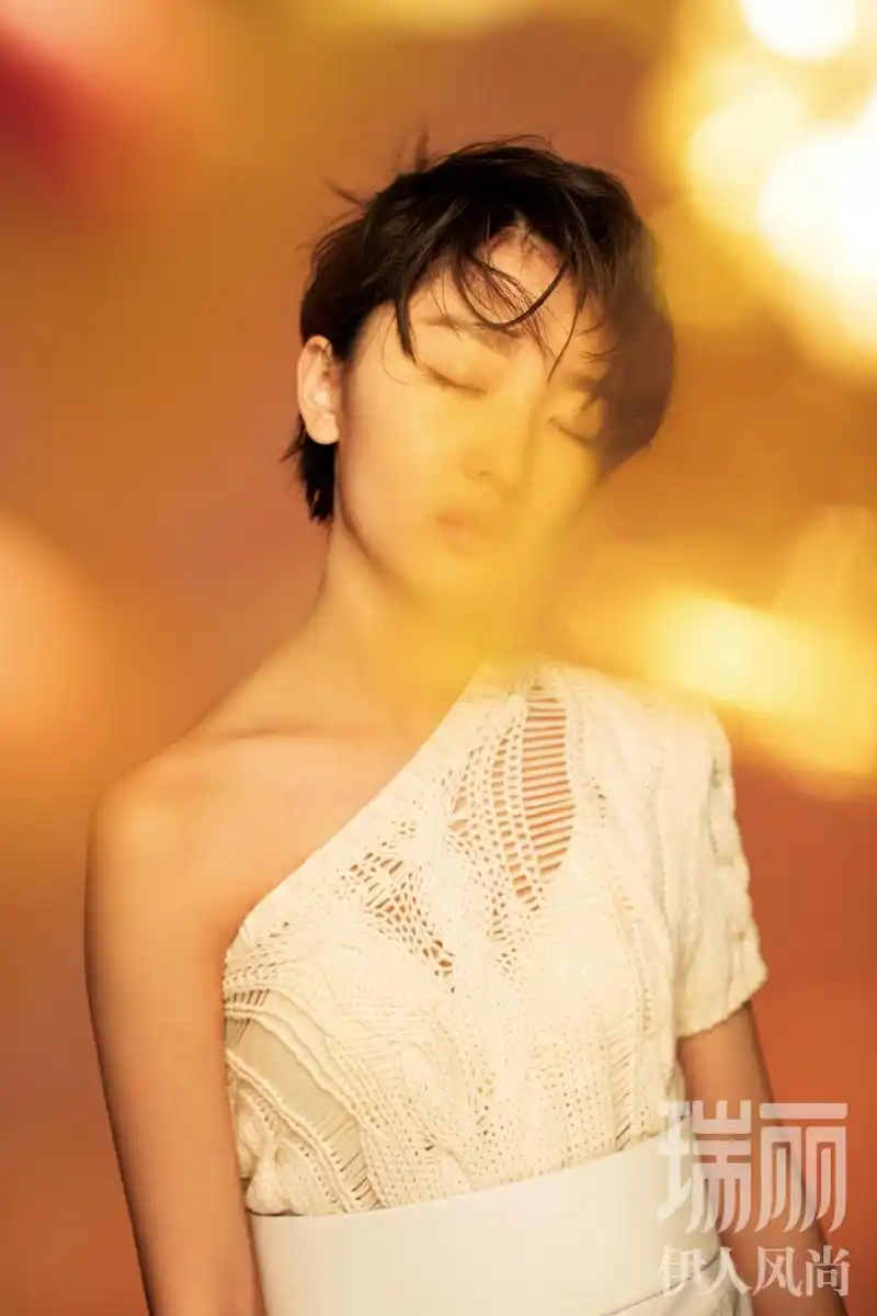 周冬雨示范初春穿搭清新可人短发潇洒俏皮