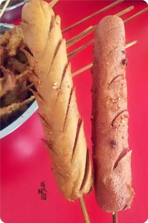 ◤鸡肉肠 2元/串 玉米肠2元/串 ◢