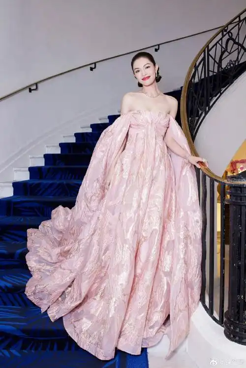 钟楚曦戛纳红毯回眸##钟楚曦发了g社图##钟楚曦仙气粉纱裙
