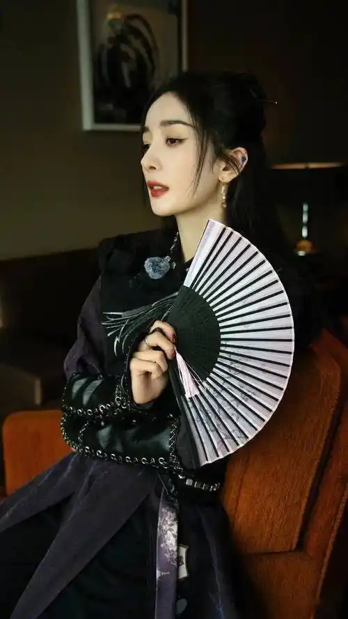 杨幂古风造型变身侠客 手摇折扇飘逸洒脱_配文_照片_侠客行