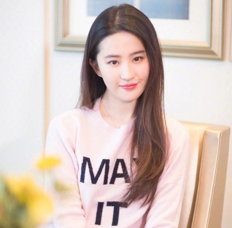 刘亦菲晒近照,手捧鲜花,网友:就是仙女本人了