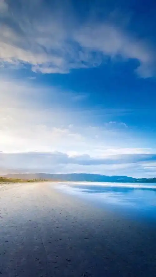 『天空与海』壁纸 | 大图 城市的上空不是天空,而是深蓝色平静的浩渺