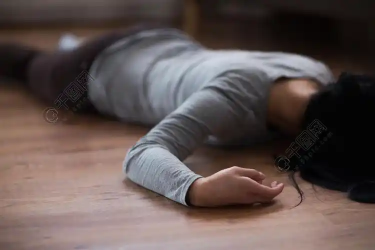 现场躺在地板上的昏迷或死者尸体在犯罪现场的地板上躺着的死女人尸体