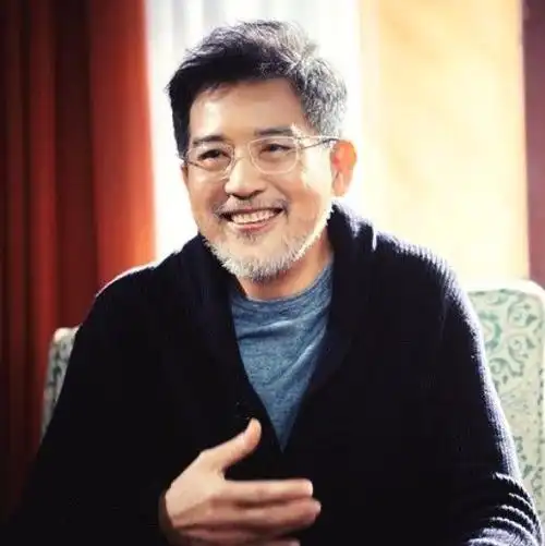 看了72岁秦汉与64岁林青霞近照才知道什么是美了帅了一辈子