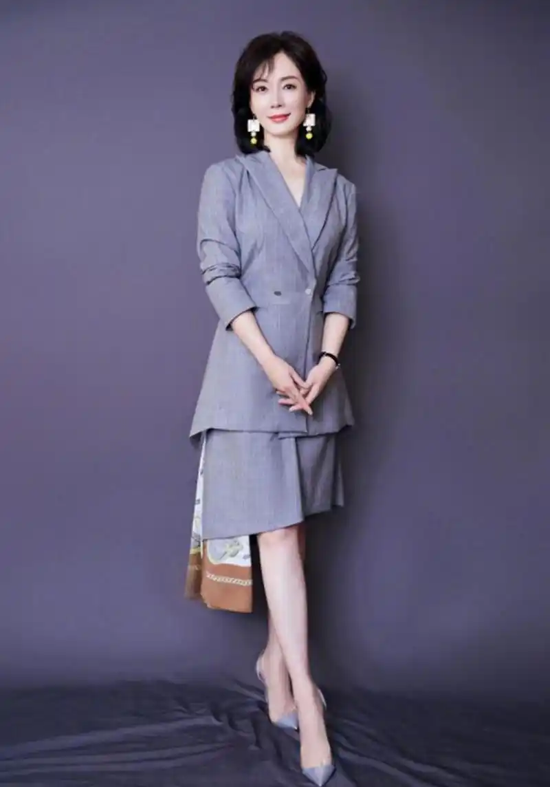 中年女性应选简约服装,陈数示范了多种搭配.