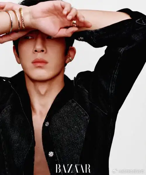 刘雯井柏然一起拍了封面,虽然没有合照,但是每张照片姿势都是一样的