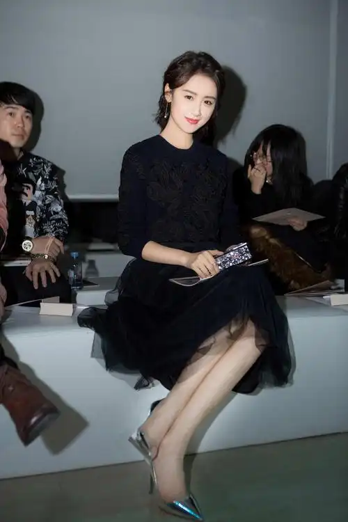 11月22日,90后小花袁冰妍出席某服装品牌春夏新品发布会,黑色卫衣搭配