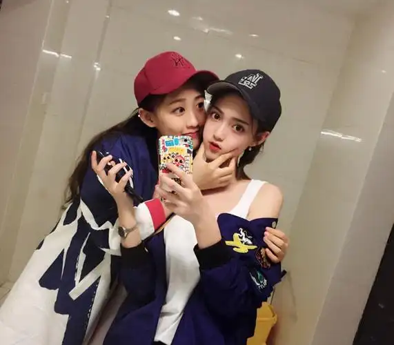 关晓彤室友晒寝室生活照 一个比一个漂亮(图)