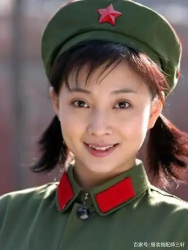 当女明星穿上军装,梅婷显得娇俏可人,林青霞诠释英姿飒爽