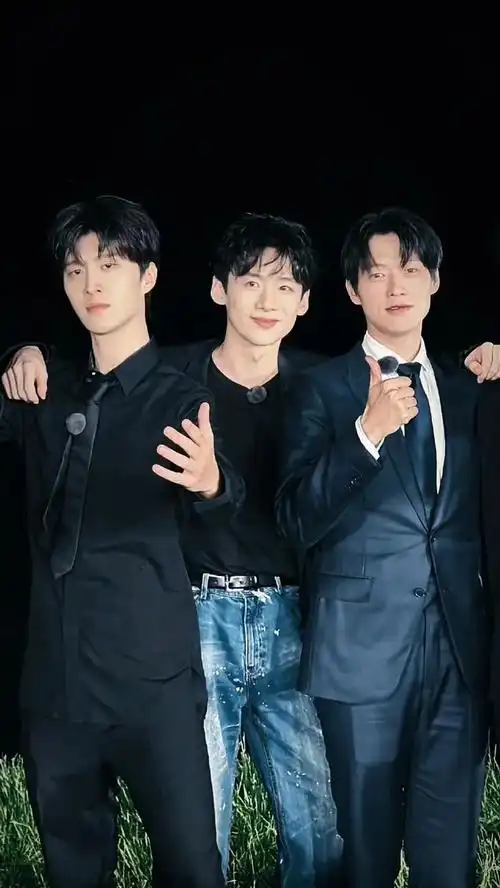 白敬亭,范丞丞,魏大勋三人在一起,魏大勋明显状态形象差了点,状态也