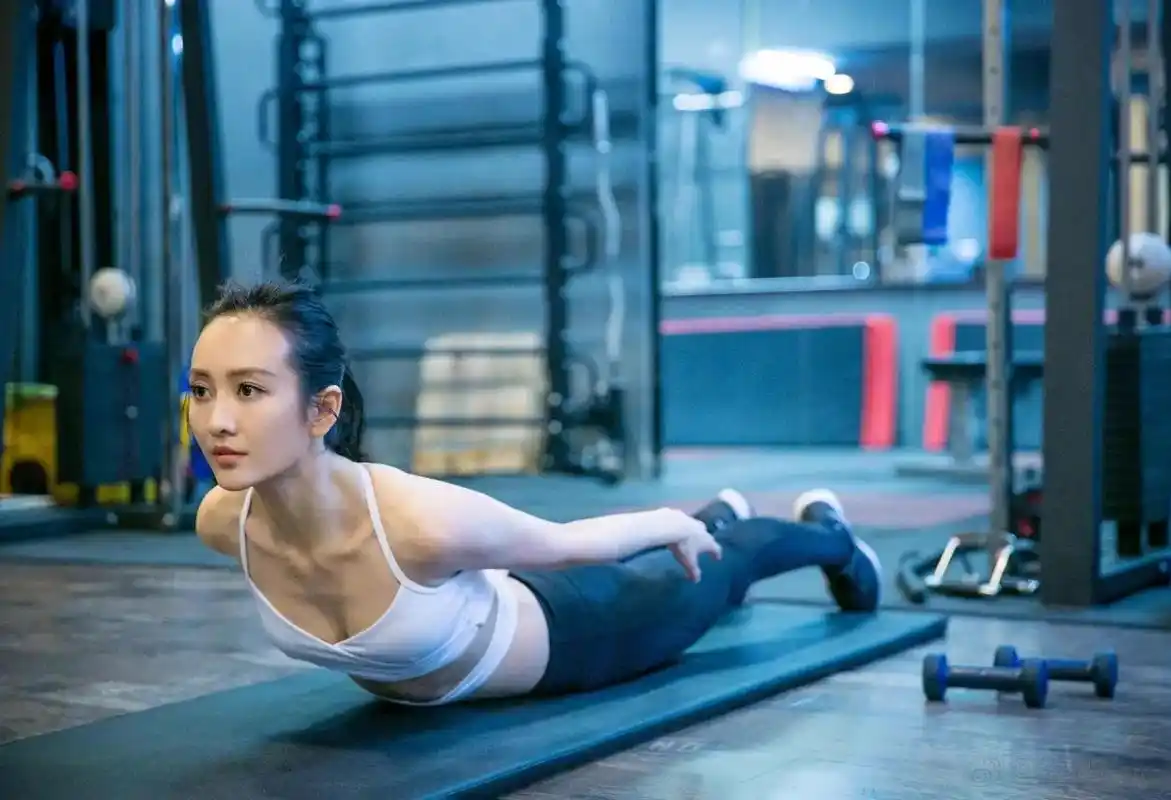 女神王鸥健身照,好身材来之不易,照片有点污