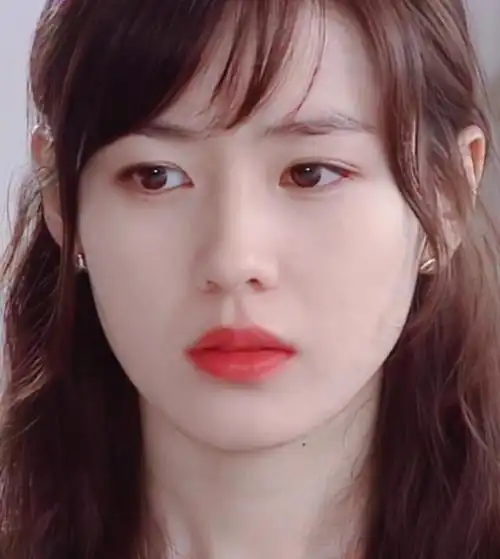 孙艺珍是一位韩国女演员,她拥有可爱的外貌和出色的演技,深受观众喜爱