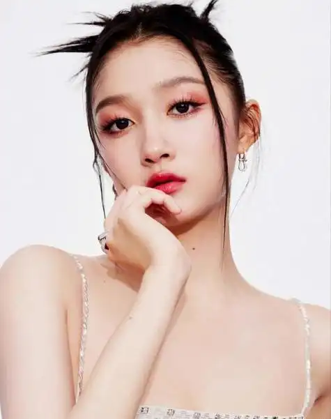 关晓彤和鹿晗的感情现状(关晓彤经常坐高铁去陪鹿晗) | 刀哥爱八卦