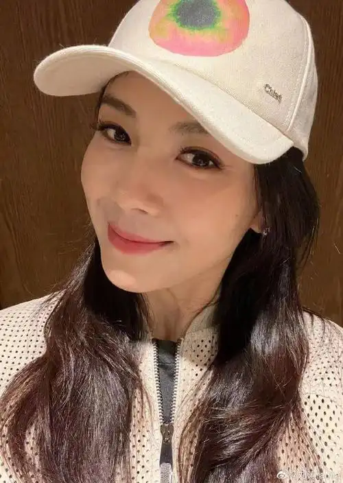"刘涛神秘自拍 - 戴棒球帽晒怼脸展露神秘气质与内敛魅力"