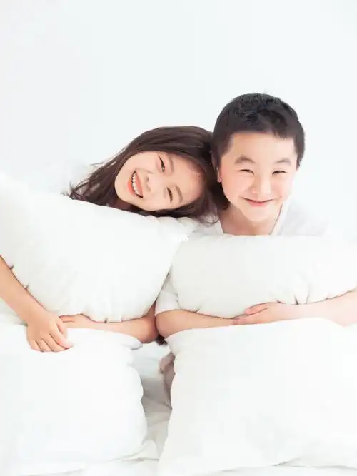 居家儿童照姐弟纪实合影