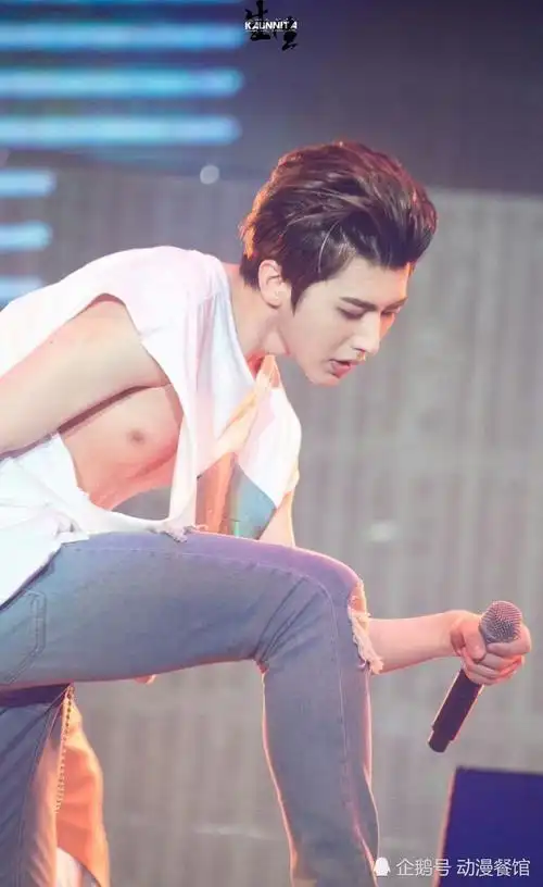 蔡徐坤15天速成6块腹肌,方法只有3个字,网友:不早说