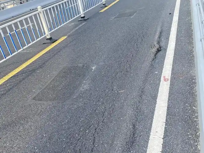 因桥梁使用时间较长,且桥上最右侧为公交专用车道,现状桥面沥青车辙