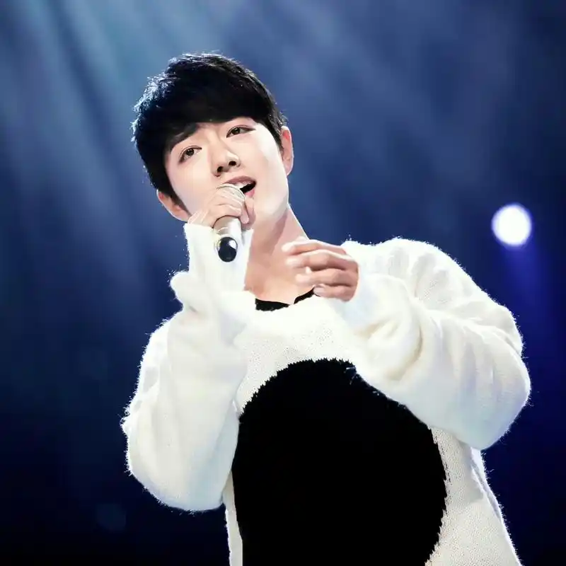 这应该是肖战刚出道的时候吧,胖乎乎奶fufu!#肖战