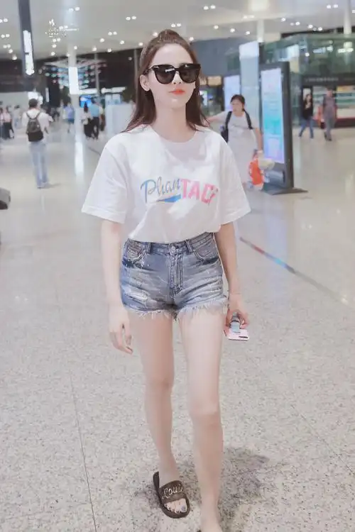 杨超越为显腿长硬把短裤拉这么高,但这显眼的三角区却让人尴尬了