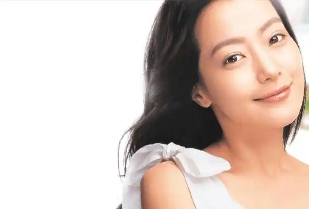 因为颜值优越,很多人都质疑金喜善是整容美女,然而看过她从小到大的